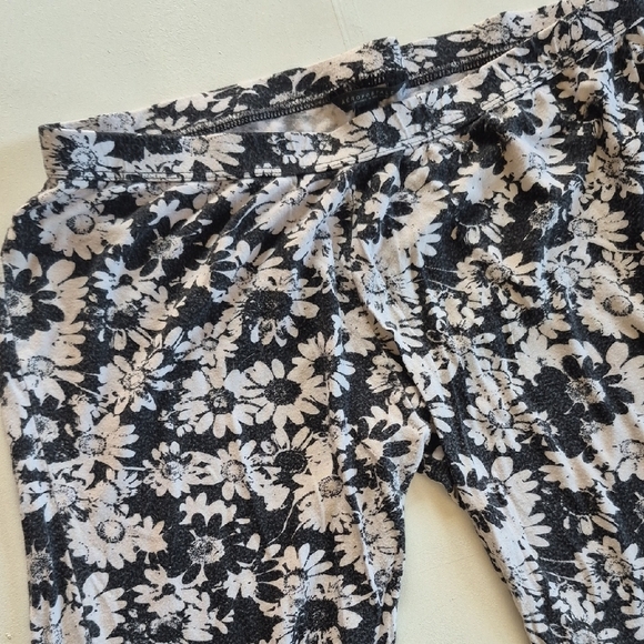 Black And White Floral Soft Pants - Picture 4 of 5
